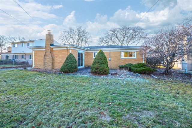 30802 Dell Lane, Warren, MI 48092