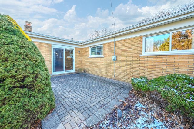 30802 Dell Lane, Warren, MI 48092