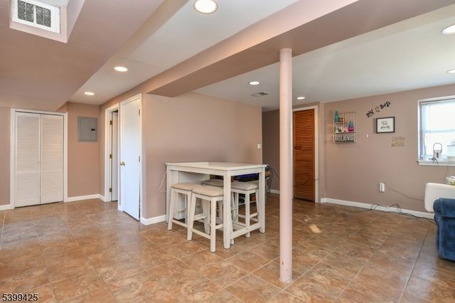 2 Lincoln Pl, Moonachie Boro, NJ 07074