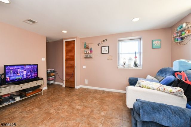 2 Lincoln Pl, Moonachie Boro, NJ 07074