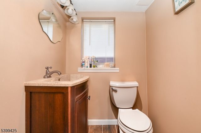 2 Lincoln Pl, Moonachie Boro, NJ 07074