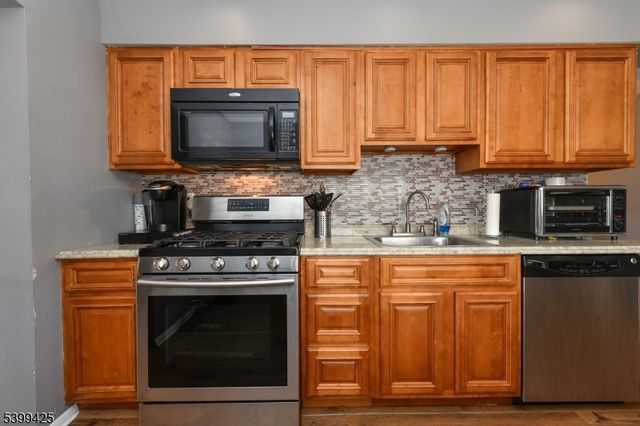 2 Lincoln Pl, Moonachie Boro, NJ 07074