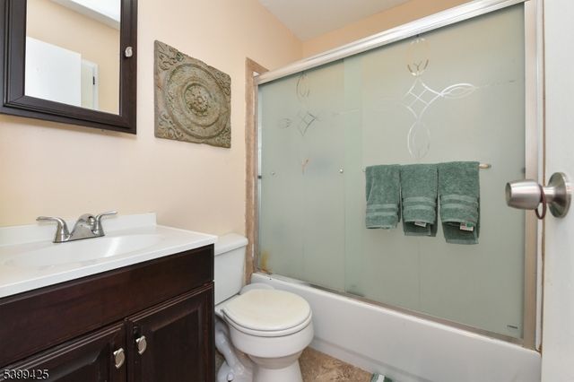 2 Lincoln Pl, Moonachie Boro, NJ 07074