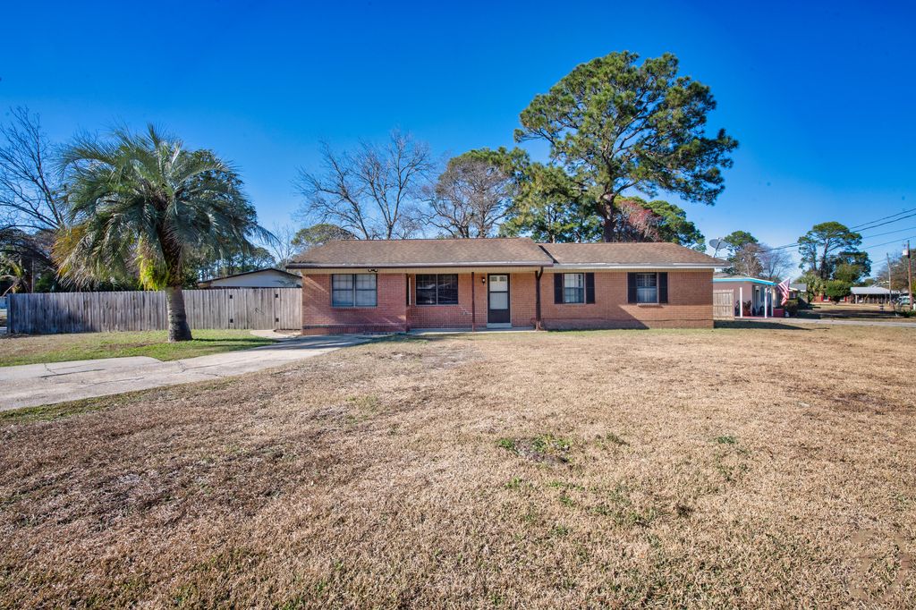 235 SW Deluna Road, Fort Walton Beach, FL 32548