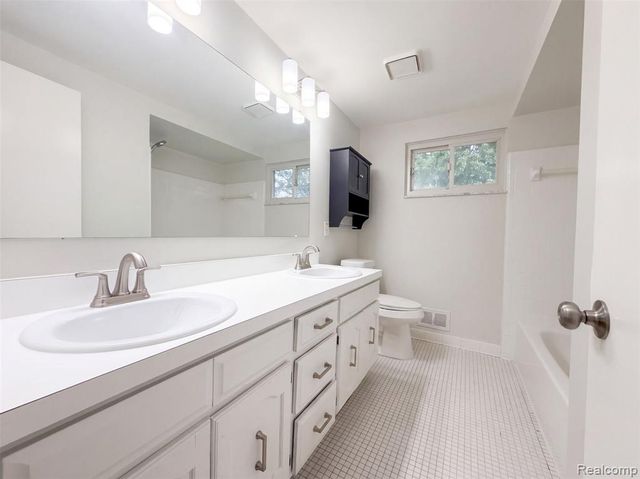 40349 Aynesley Street, Clinton Township, MI 48038