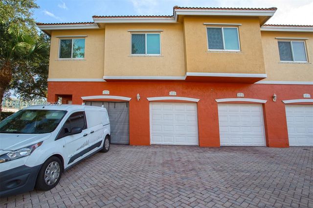 3340 Palomino Dr 211-2, Davie, FL 33024