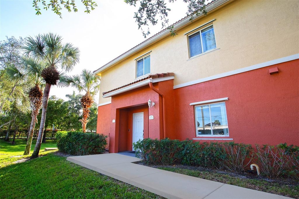 3340 Palomino Dr 211-2, Davie, FL 33024