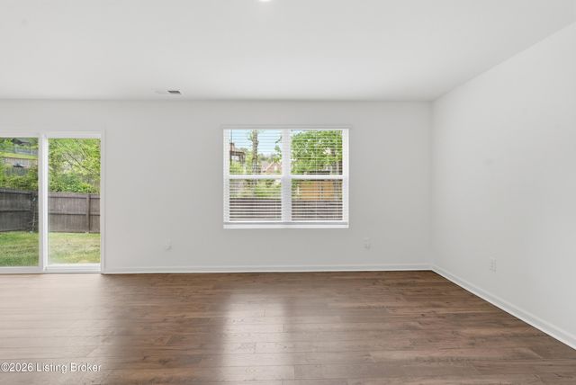8990 Auburn Woods Rd, Louisville, KY 40214