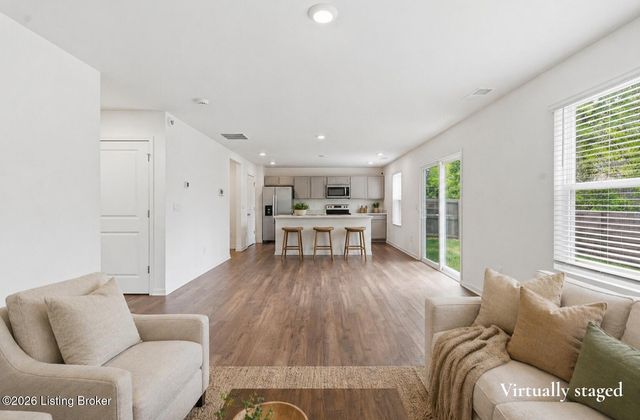 8990 Auburn Woods Rd, Louisville, KY 40214