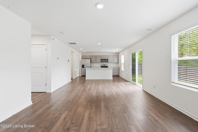 8990 Auburn Woods Rd, Louisville, KY 40214