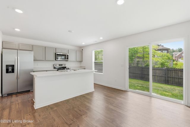8990 Auburn Woods Rd, Louisville, KY 40214