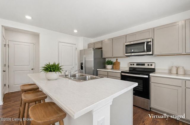 8990 Auburn Woods Rd, Louisville, KY 40214