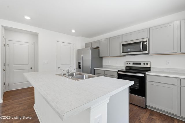 8990 Auburn Woods Rd, Louisville, KY 40214