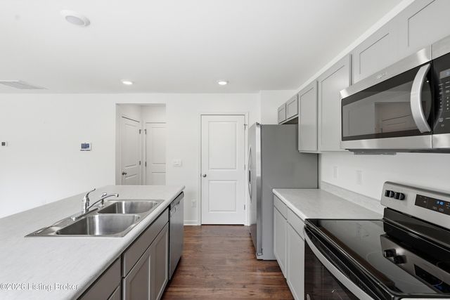 8990 Auburn Woods Rd, Louisville, KY 40214