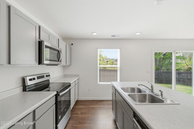 8990 Auburn Woods Rd, Louisville, KY 40214