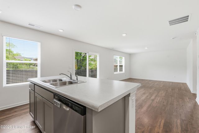 8990 Auburn Woods Rd, Louisville, KY 40214