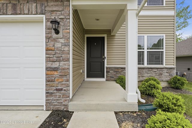 8990 Auburn Woods Rd, Louisville, KY 40214