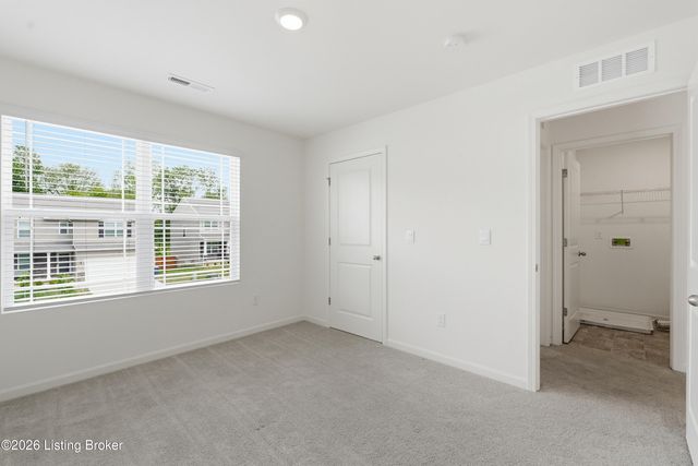 8990 Auburn Woods Rd, Louisville, KY 40214
