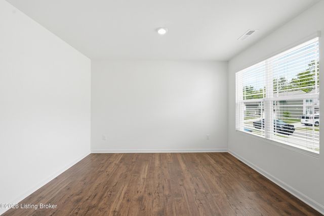 8990 Auburn Woods Rd, Louisville, KY 40214