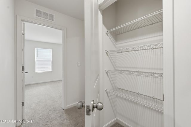 8990 Auburn Woods Rd, Louisville, KY 40214
