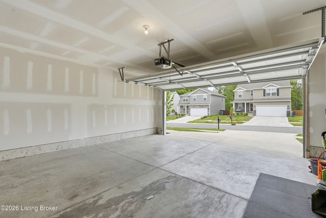 8990 Auburn Woods Rd, Louisville, KY 40214