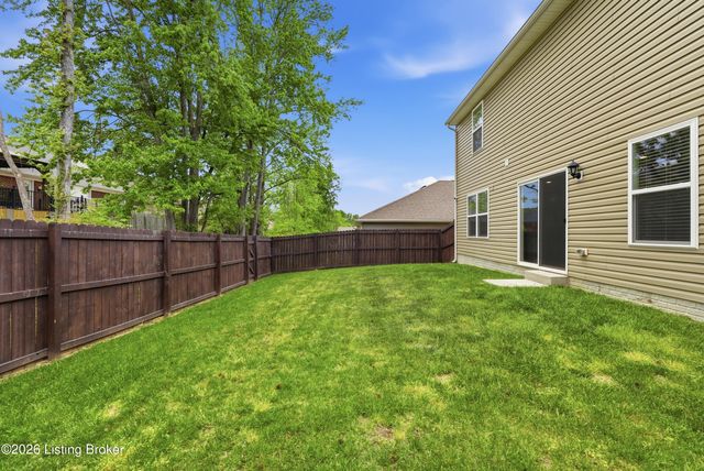 8990 Auburn Woods Rd, Louisville, KY 40214