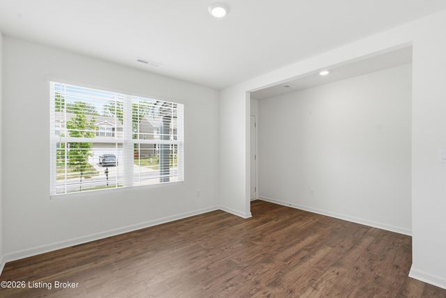 8990 Auburn Woods Rd, Louisville, KY 40214