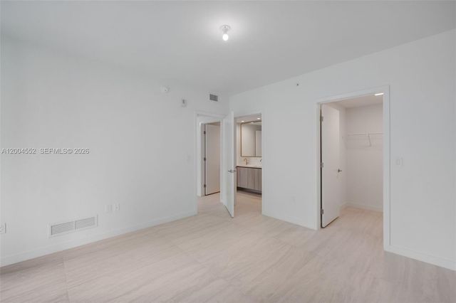 77 SE 5th St 3205, Miami, FL 33131