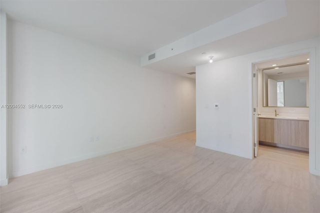 77 SE 5th St 3205, Miami, FL 33131