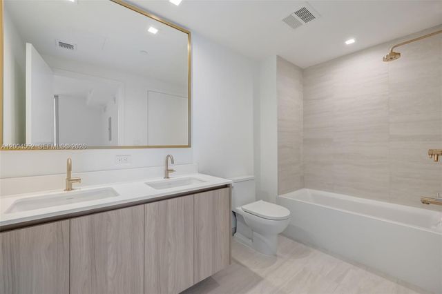 77 SE 5th St 3205, Miami, FL 33131