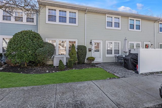 37 Whalers Cove 37, Babylon, NY 11702