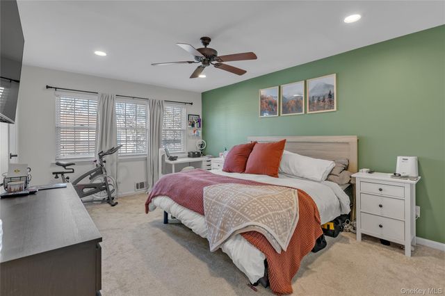 37 Whalers Cove 37, Babylon, NY 11702