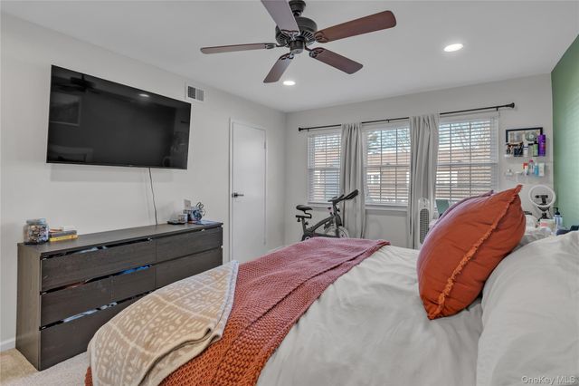 37 Whalers Cove 37, Babylon, NY 11702