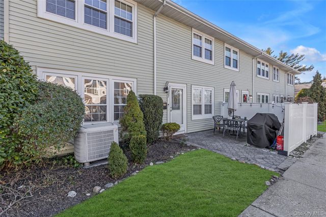 37 Whalers Cove 37, Babylon, NY 11702