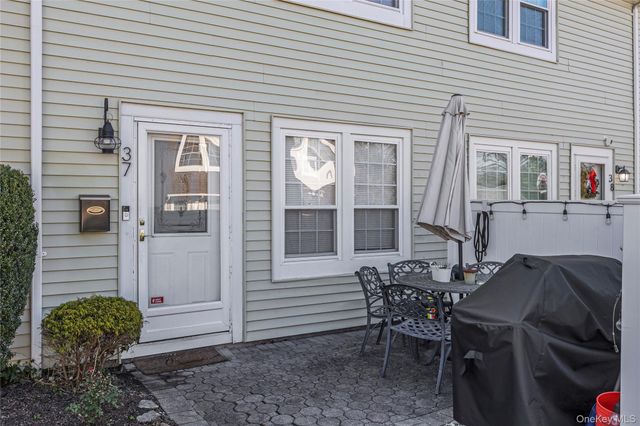 37 Whalers Cove 37, Babylon, NY 11702