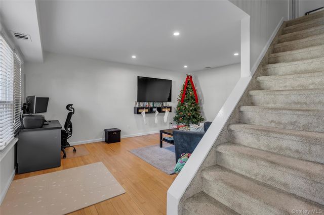 37 Whalers Cove 37, Babylon, NY 11702