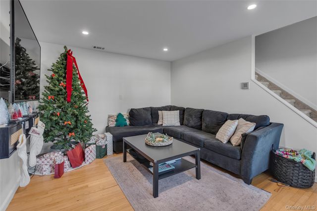 37 Whalers Cove 37, Babylon, NY 11702