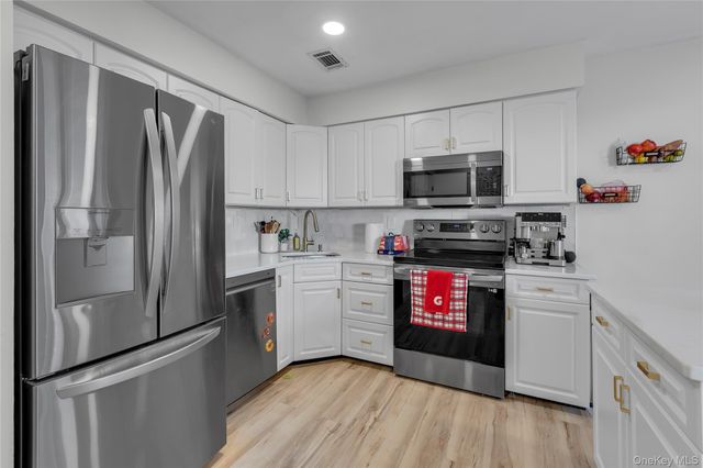 37 Whalers Cove 37, Babylon, NY 11702