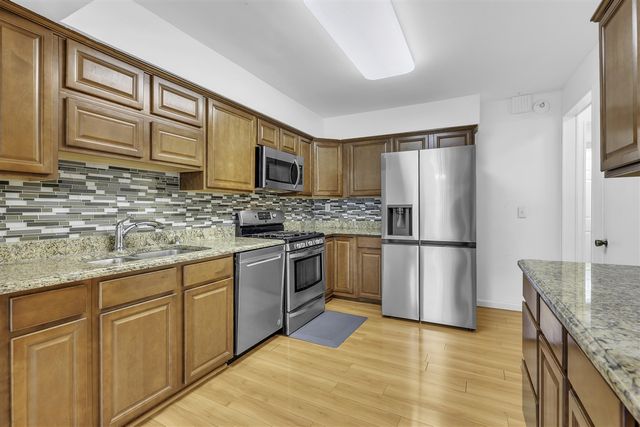 1592 Brentwood Drive, Troy, MI 48098