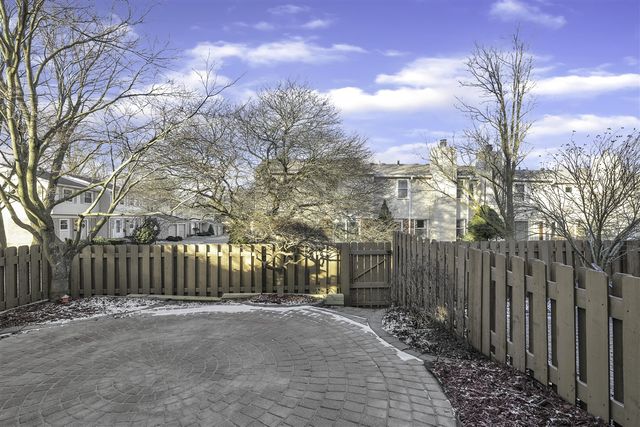 1592 Brentwood Drive, Troy, MI 48098