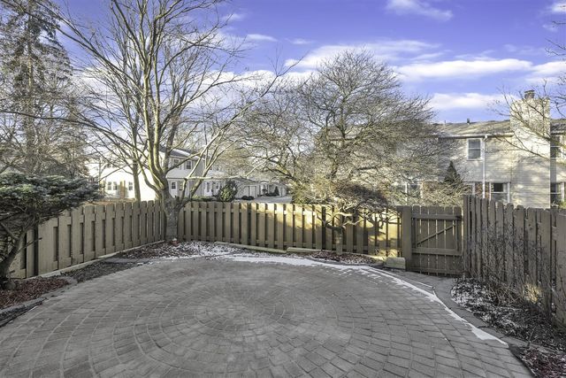 1592 Brentwood Drive, Troy, MI 48098