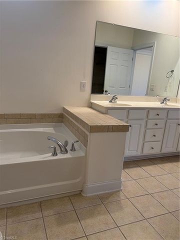 903 Southlake Court, Lexington, NC 27295