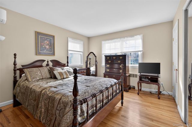 31 Fairfields Lane, Huntington Station, NY 11746