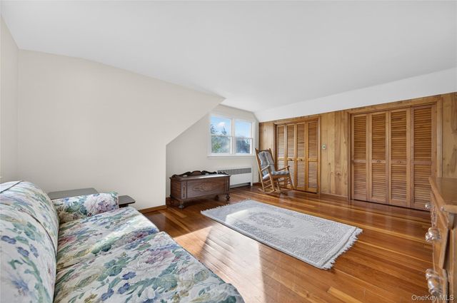 31 Fairfields Lane, Huntington Station, NY 11746