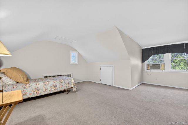 31 Fairfields Lane, Huntington Station, NY 11746