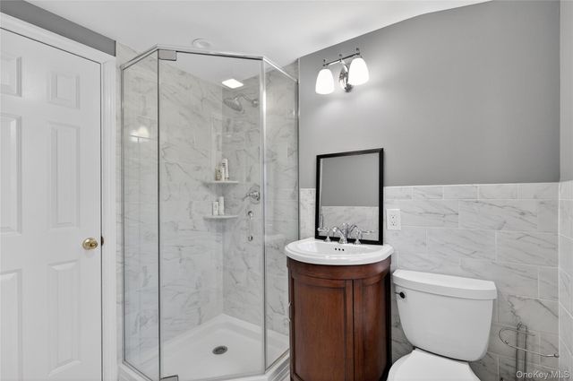 31 Fairfields Lane, Huntington Station, NY 11746