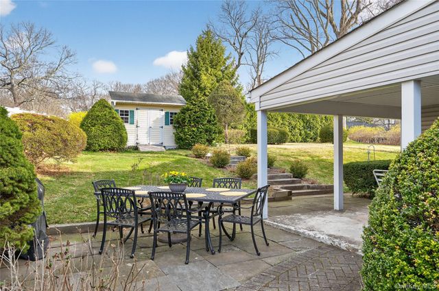 31 Fairfields Lane, Huntington Station, NY 11746