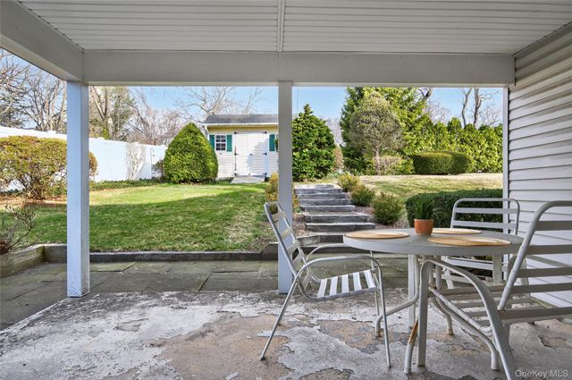 31 Fairfields Lane, Huntington Station, NY 11746