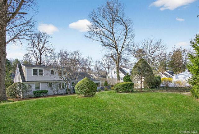 31 Fairfields Lane, Huntington Station, NY 11746