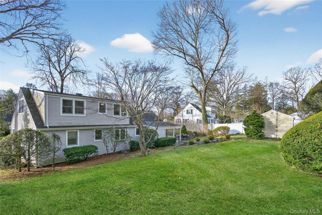 31 Fairfields Lane, Huntington Station, NY 11746